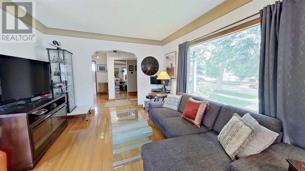 Calgary, AB T2E1H7,539 15 Avenue NE