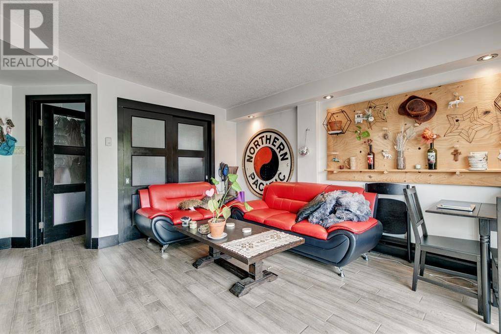 Calgary, AB T2T4E3,403, 1815 16 Street SW