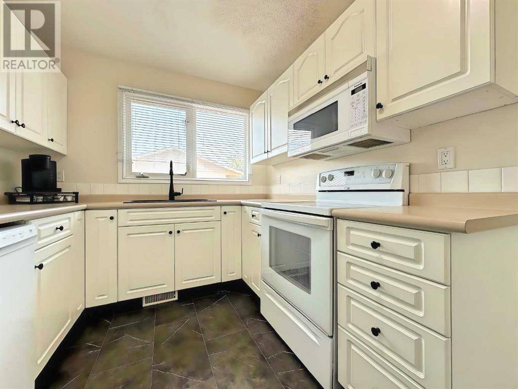 Wainwright, AB T9W1J3,1649 3 Avenue