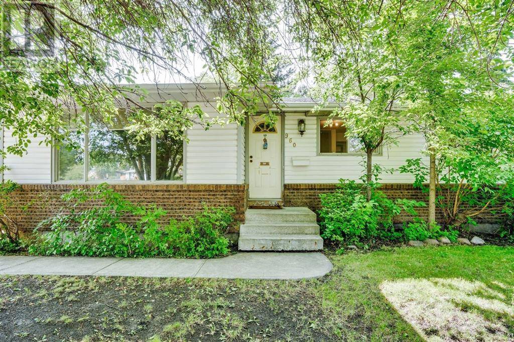 Calgary, AB T2C1R9,960 Lysander Drive SE