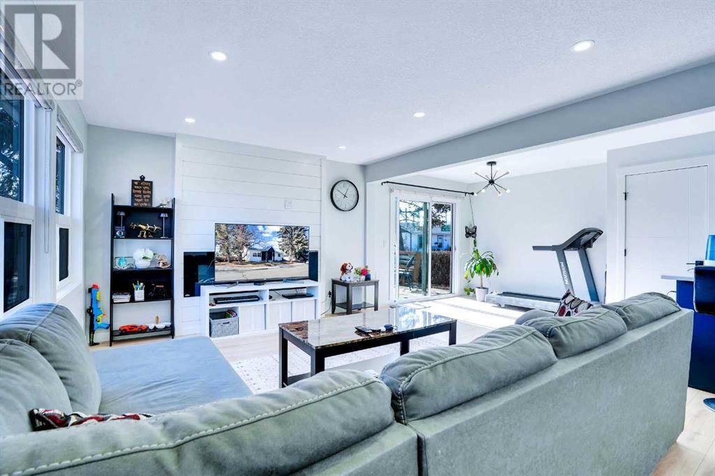 Calgary, AB T2C1H6,725 Olympia Drive SE