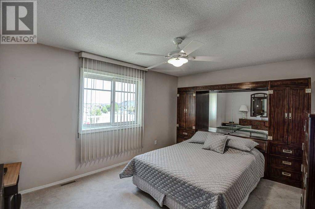 Calgary, AB T2Y3M5,105 Somerglen Park SW