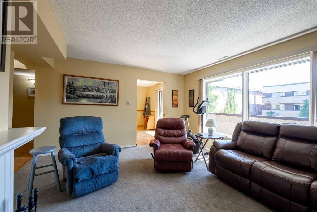 Lethbridge, AB T1J4G1,209, 2207 8 Avenue S