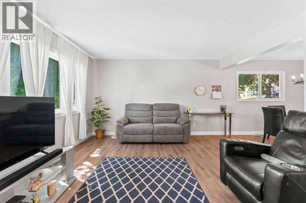 Calgary, AB T2V2Z4,321 Haddon Road SW