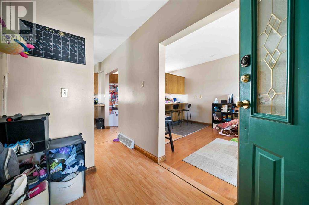 Medicine Hat, AB T1A0L7,831A 4 Street SE