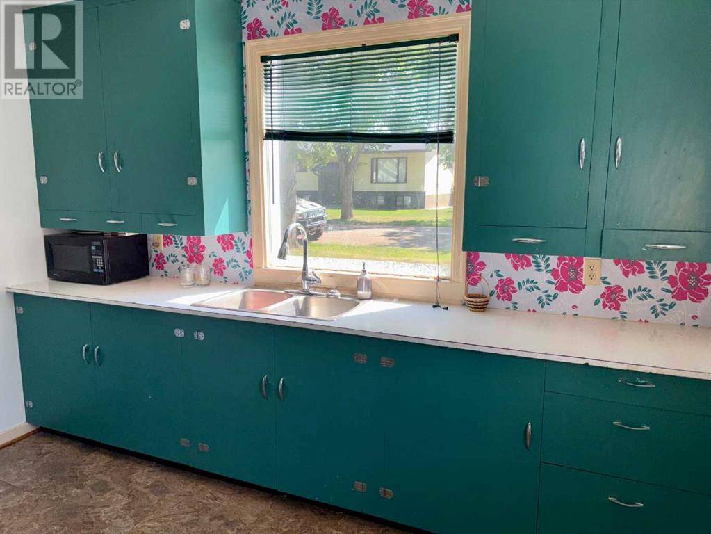 Mannville, AB T0B2W0,5024 52 Street