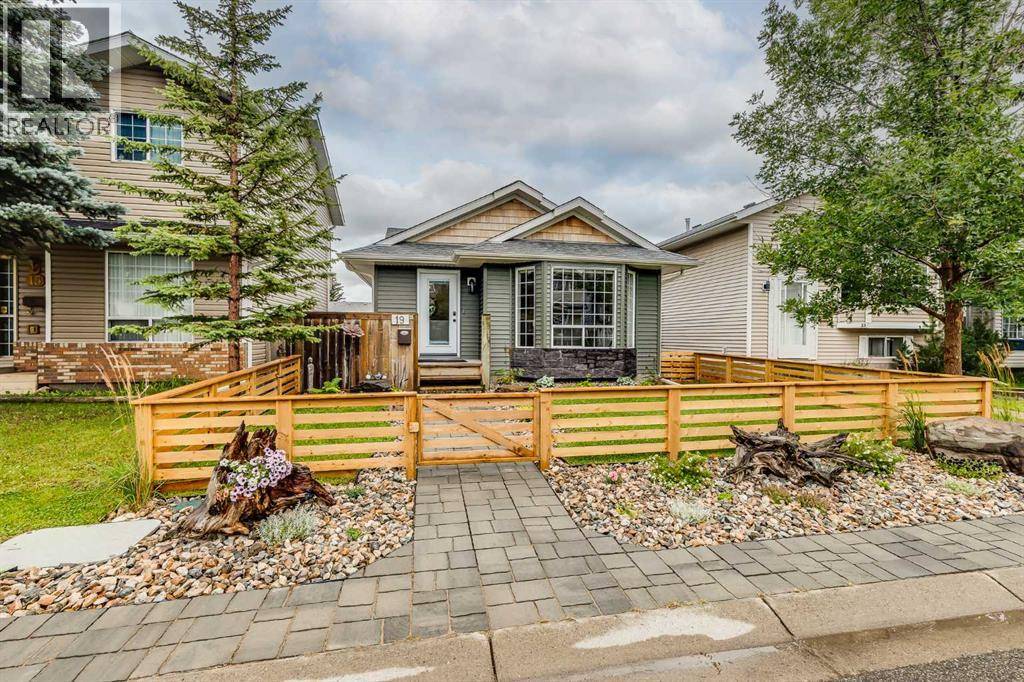 Calgary, AB T3J3H1,19 Martinwood Court NE
