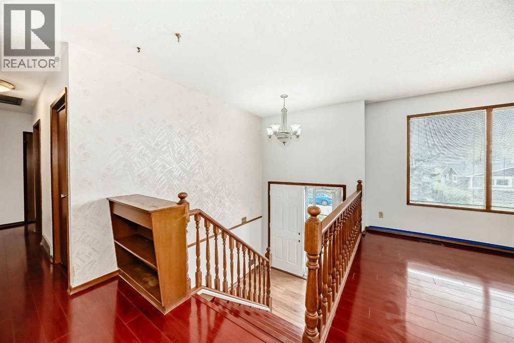 Calgary, AB T2L1T6,5248 Barron Drive NW