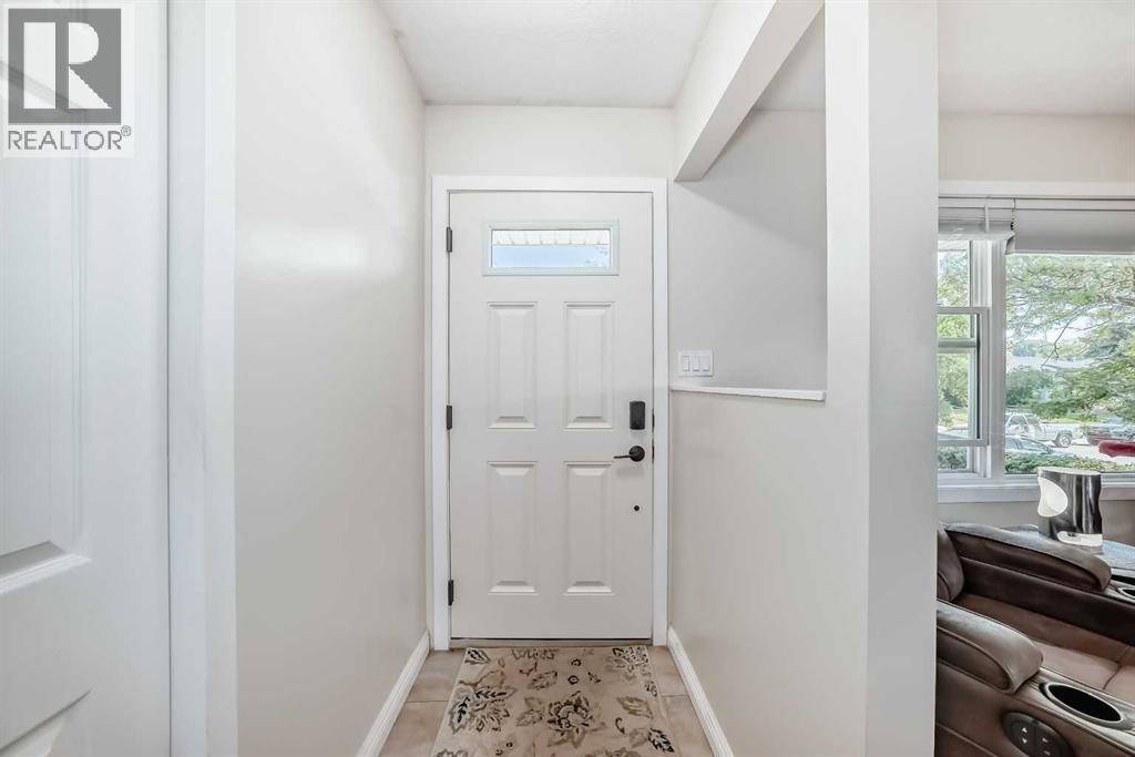 Calgary, AB t2e6c6,727 macleay Road NE