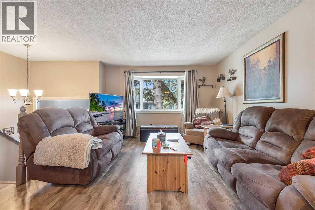 Calgary, AB T2B2A2,3335 Doverview Road SE