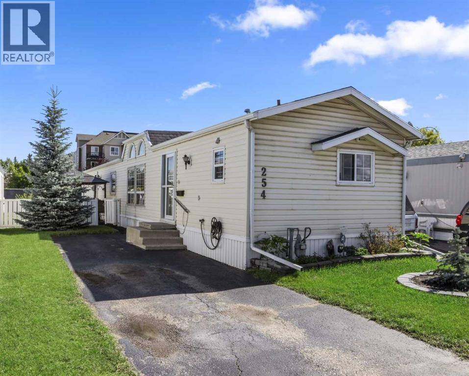 Calgary, AB T2B3C9,254 Erin Woods Circle SE