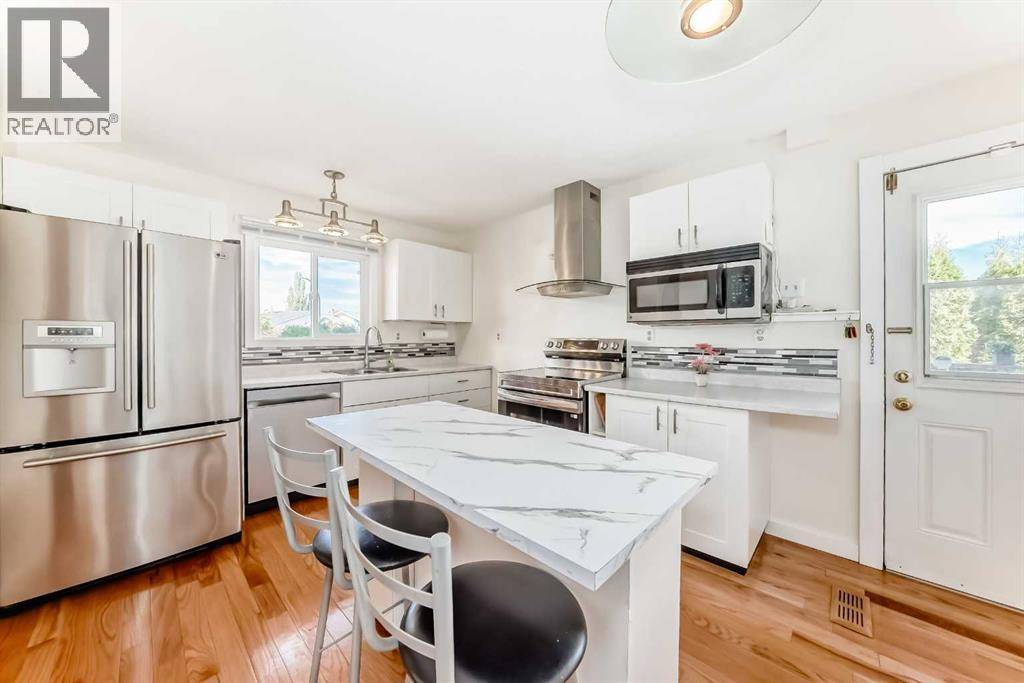 Red Deer, AB T4P3B9,35 Ray Avenue