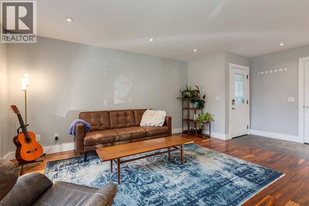 Calgary, AB T2L0P6,32 Calandar Road NW