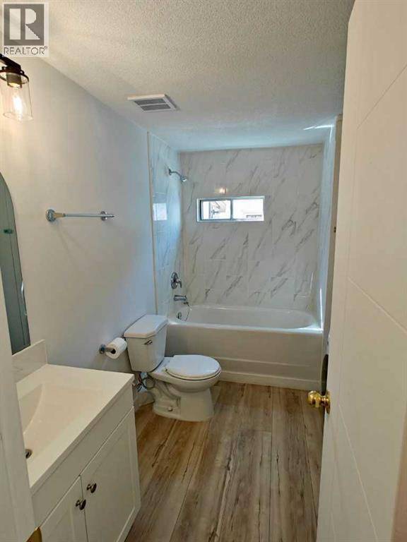 Calgary, AB T2B1M7,30, 2106 50 Street SE