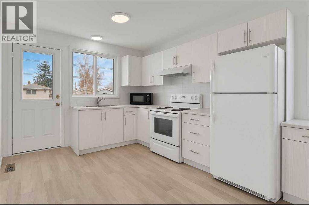 Calgary, AB T2B1T9,2948 Doverville Crescent SE