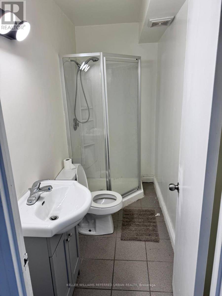 Toronto (englemount-lawrence), ON M6B2N6,29 Fraserwood AVE #1
