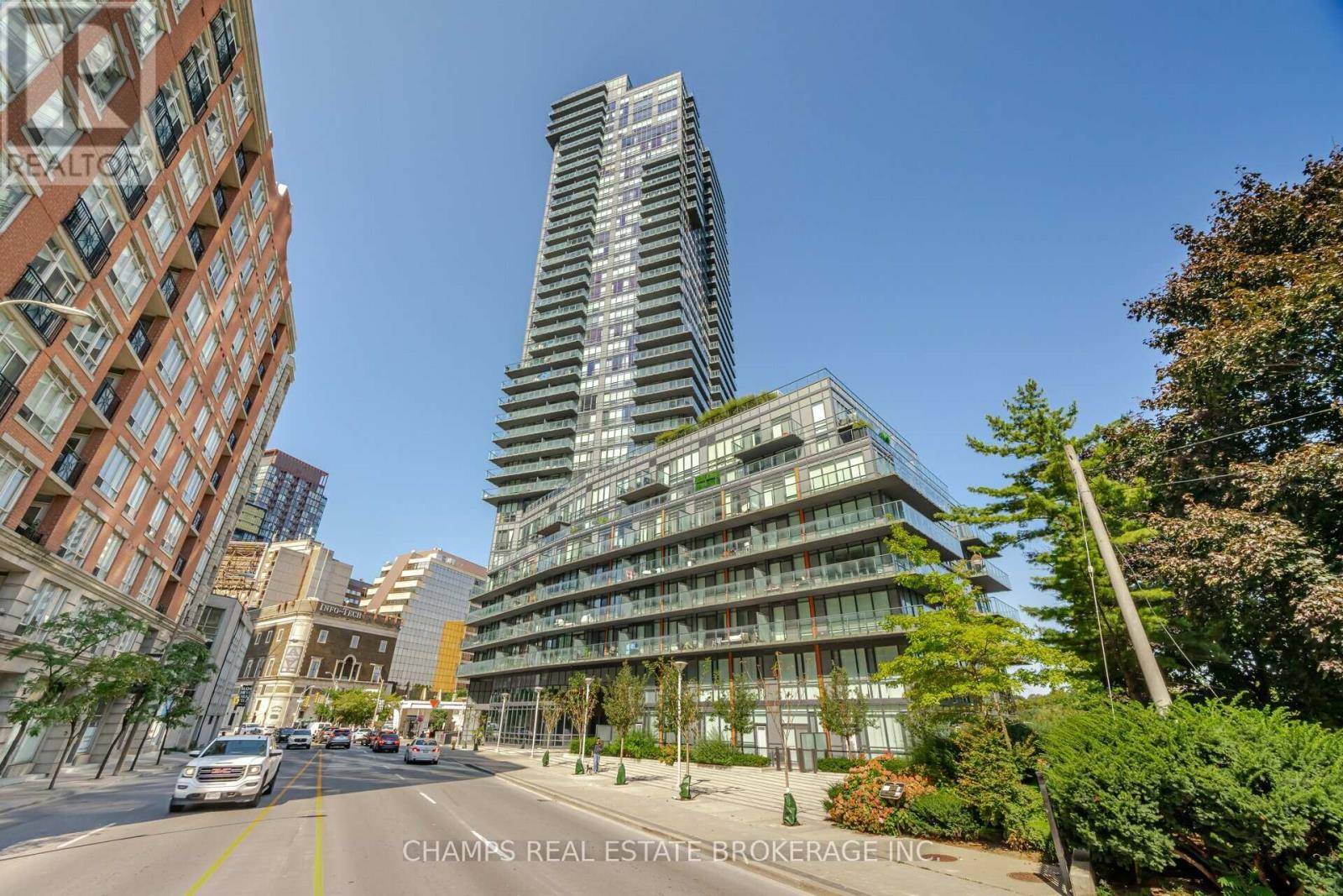 Toronto (rosedale-moore Park), ON M4W3Z4,825 Church ST #105