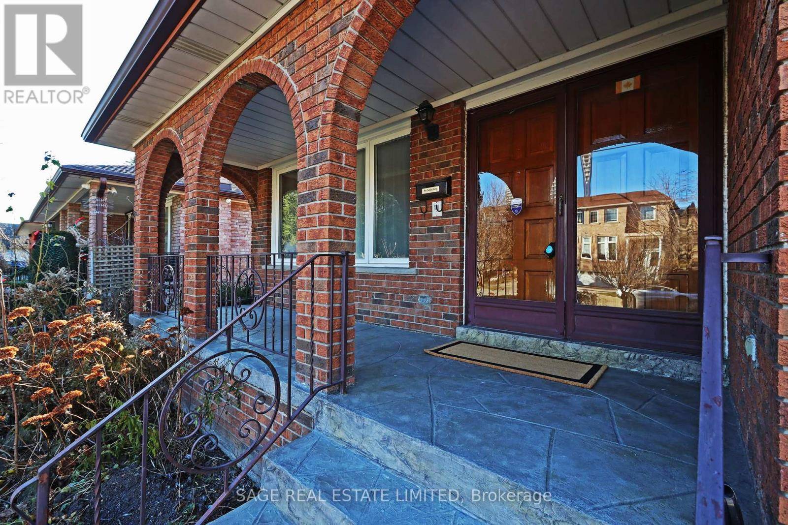 Toronto (newtonbrook West), ON M2M1T7,56 FAIRCHILD AVENUE