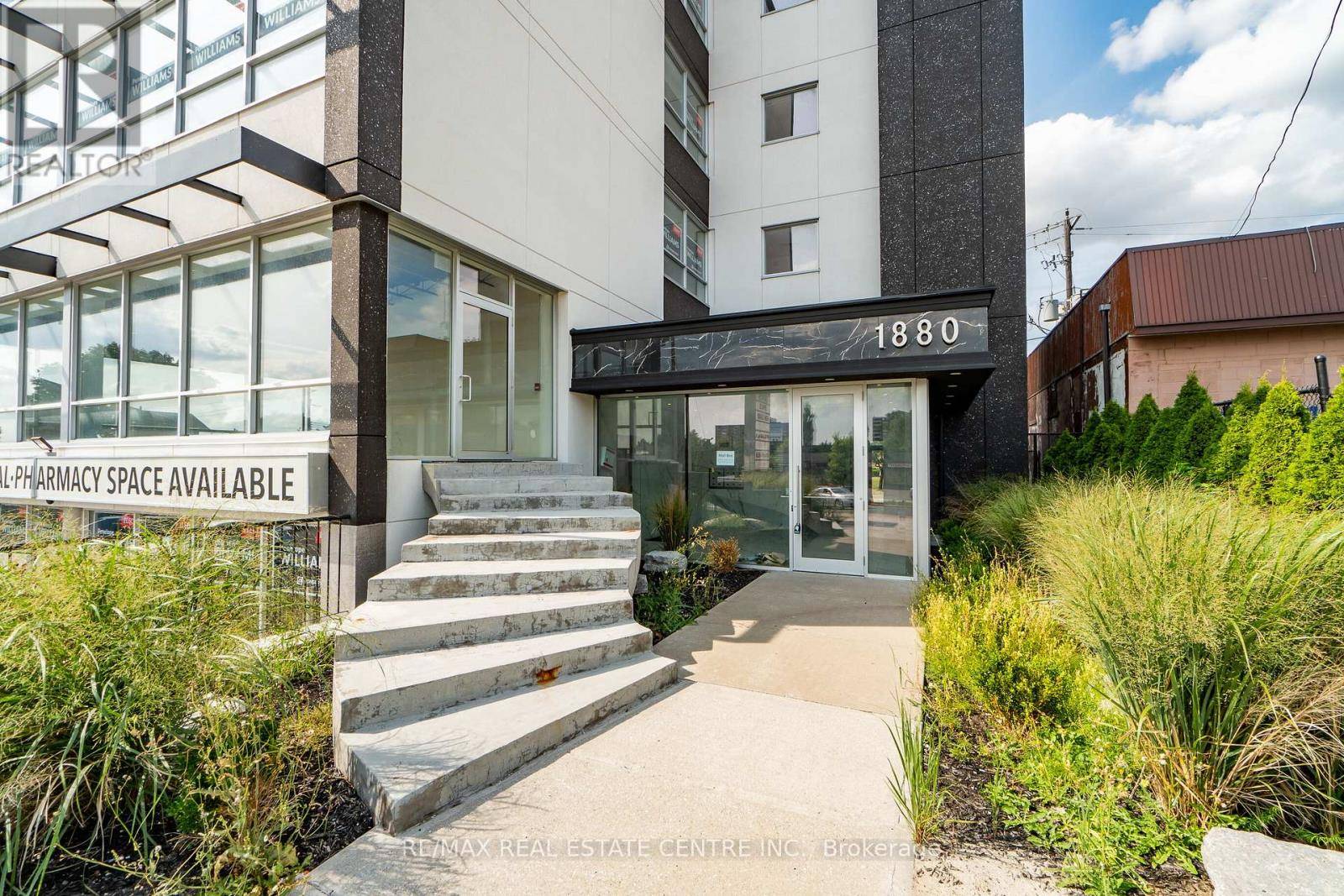 Toronto (victoria Village), ON M4A1W9,1880 O'connor DR #3rd Flr