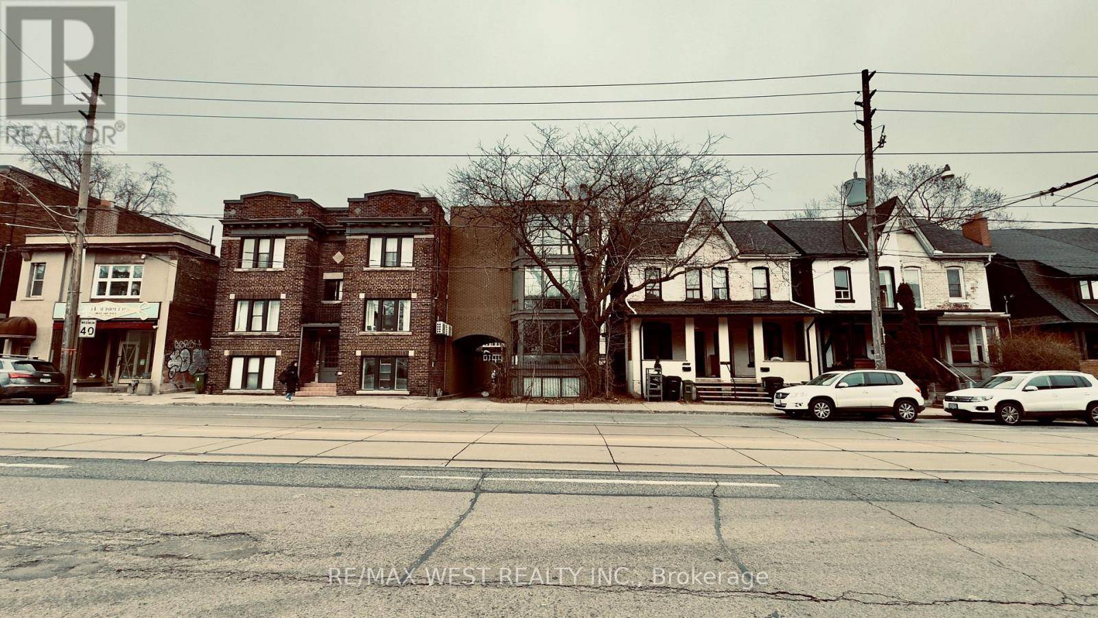 Toronto (annex), ON M5R3G8,1061 BATHURST STREET