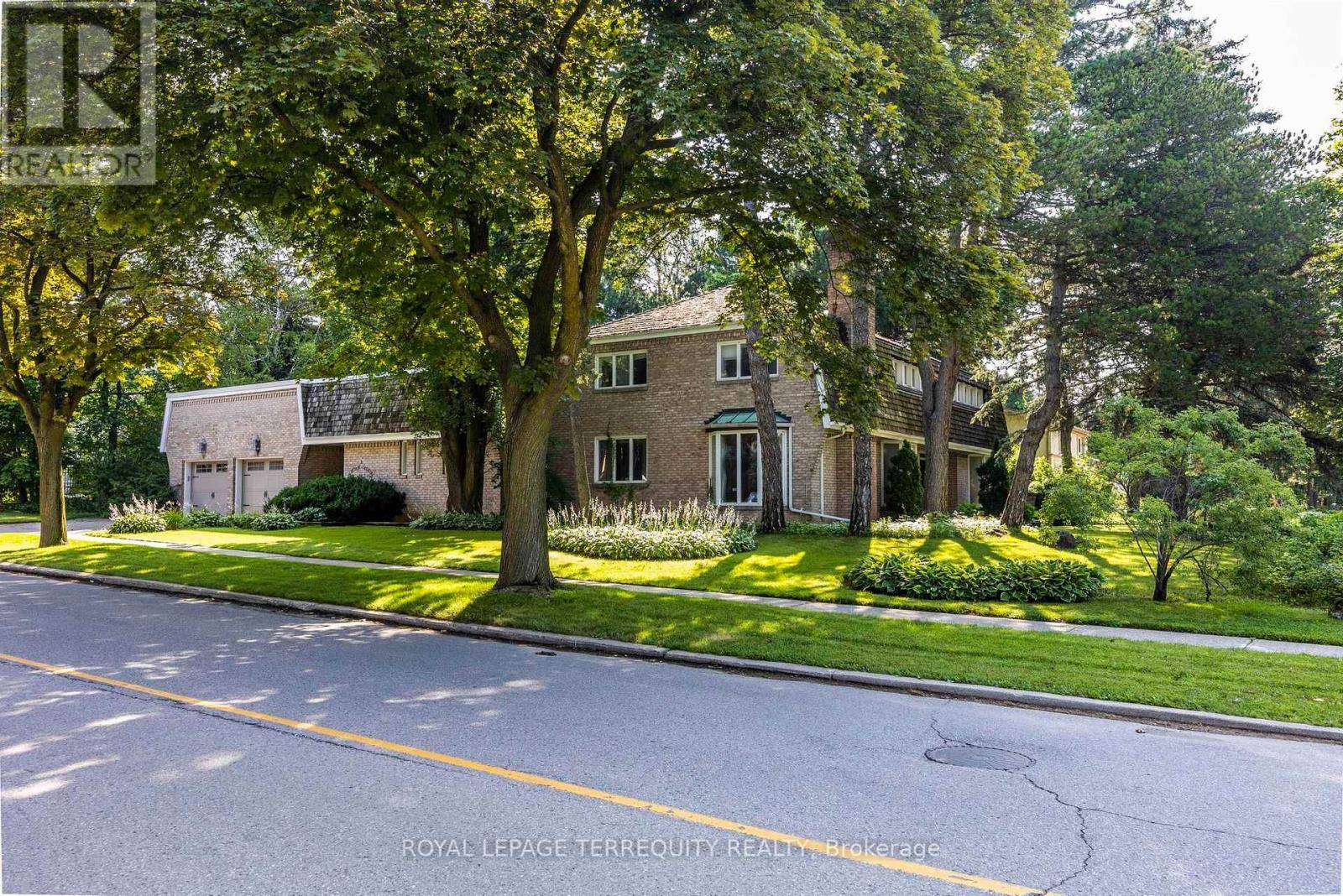 Toronto (st. Andrew-windfields), ON M2L2H4,2 CHIEFTAIN CRESCENT