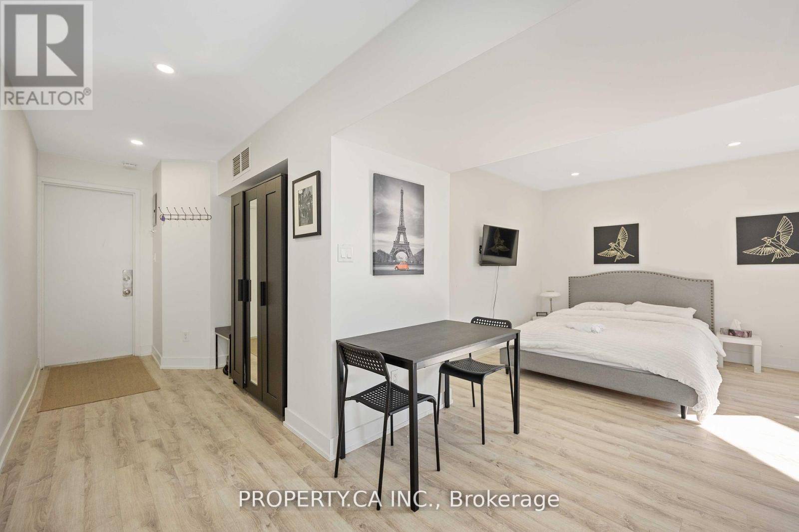 Toronto (mount Pleasant East), ON M4S1W4,252 SOUDAN AVENUE