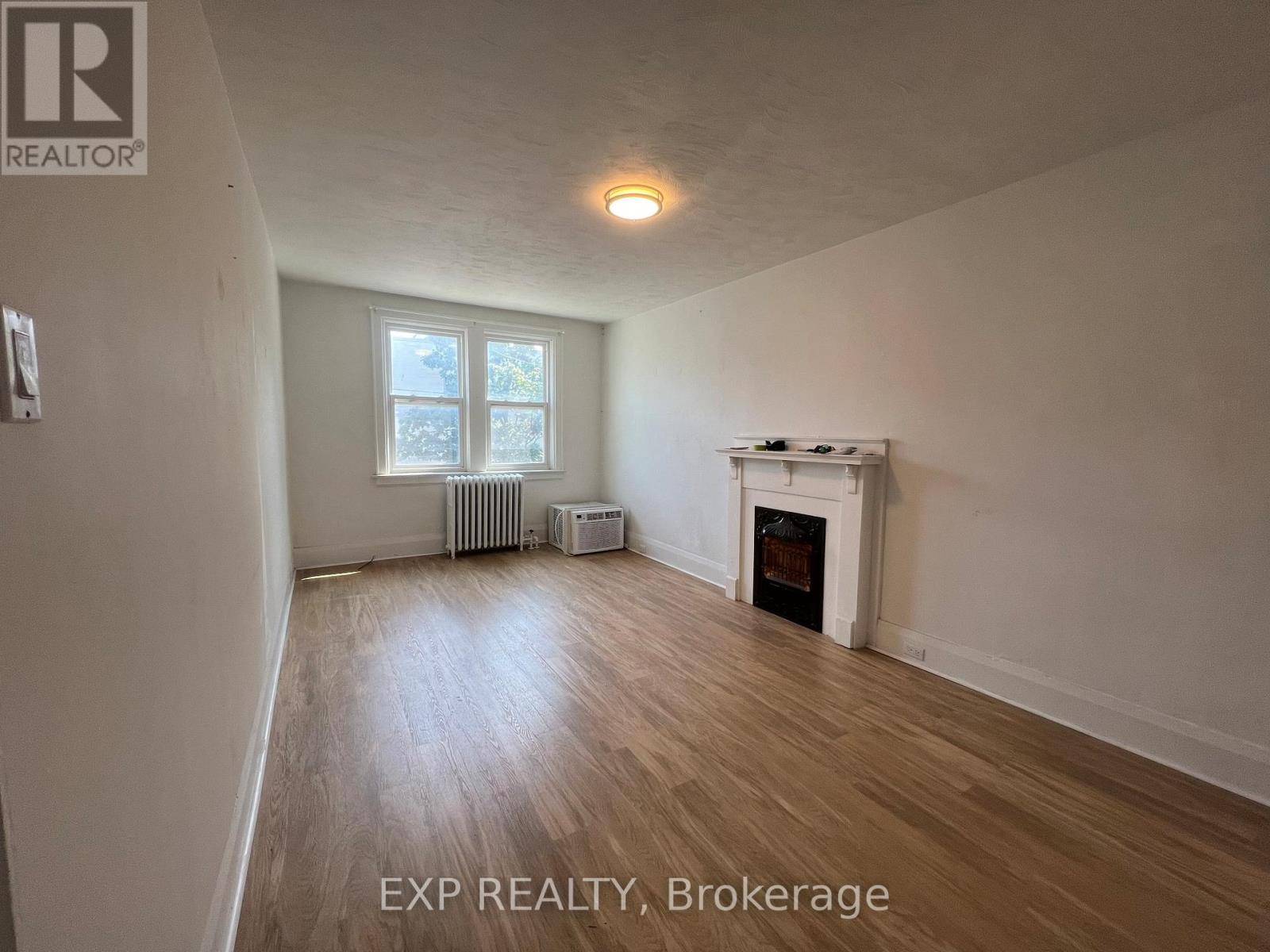 Toronto (wychwood), ON M6C1B9,102 Greensides AVE #6