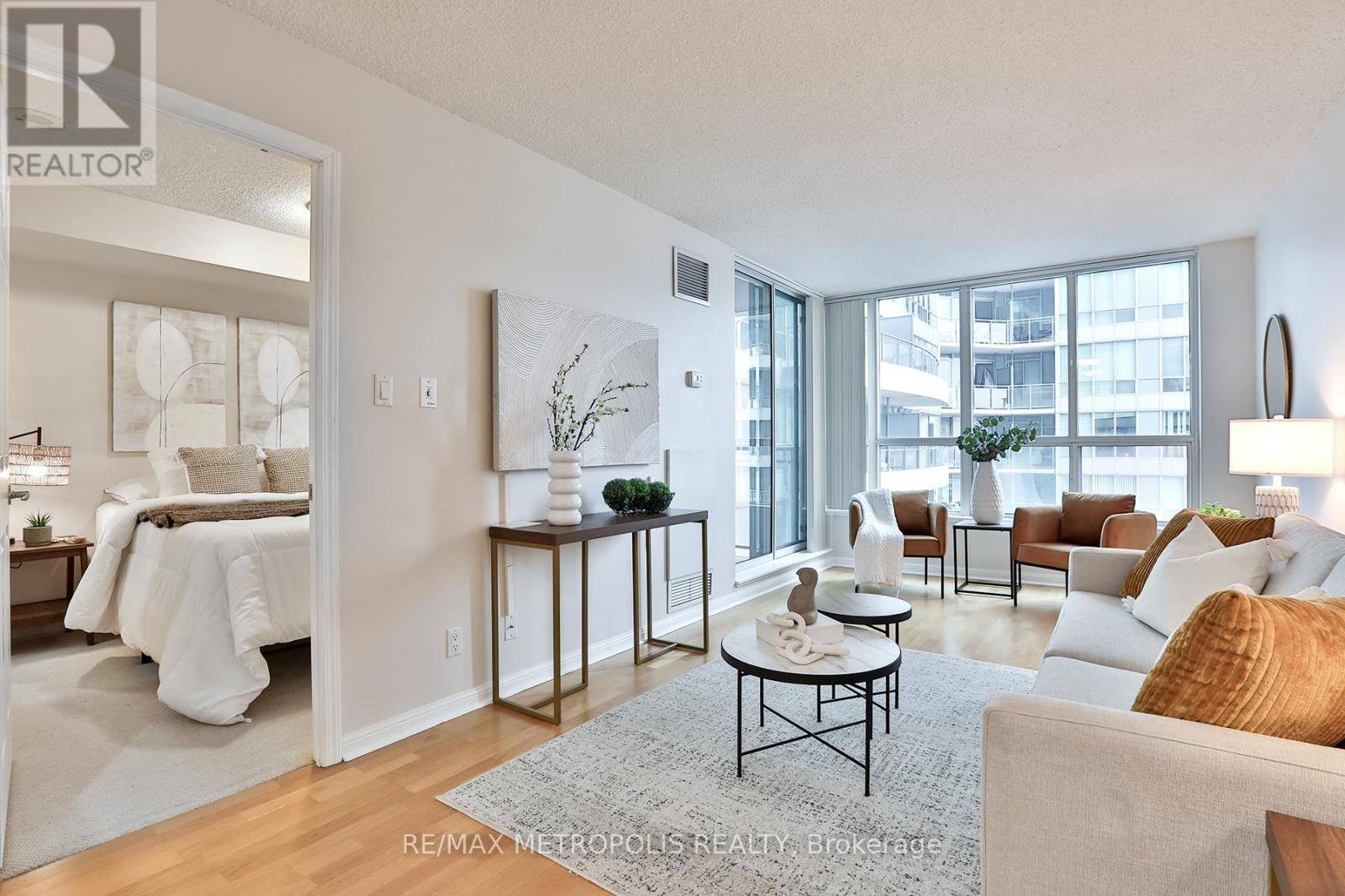 Toronto (waterfront Communities), ON M5J2Y7,230 Queens Quay West #820