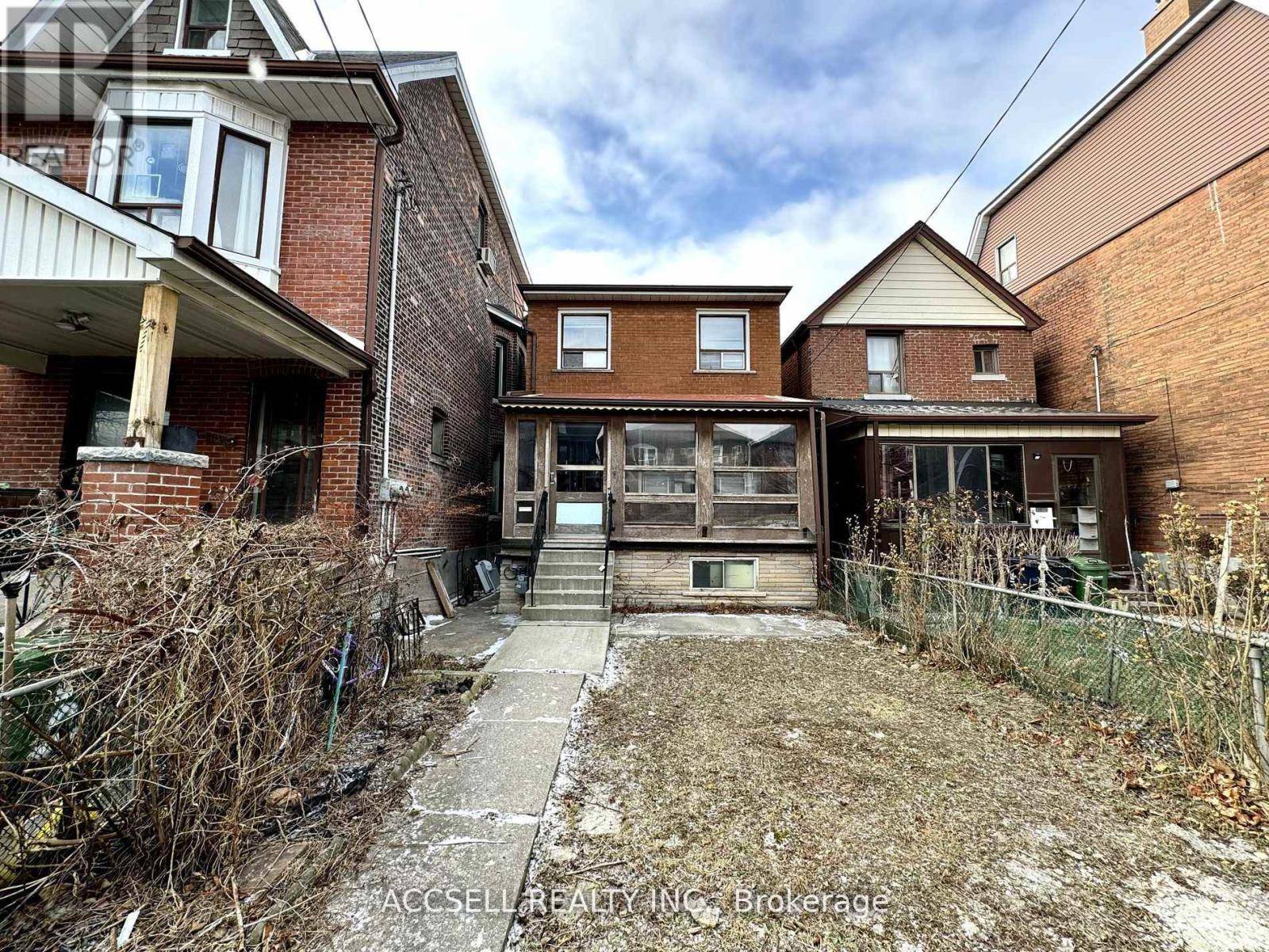 Toronto (annex), ON M6G2W4,684 MANNING AVENUE