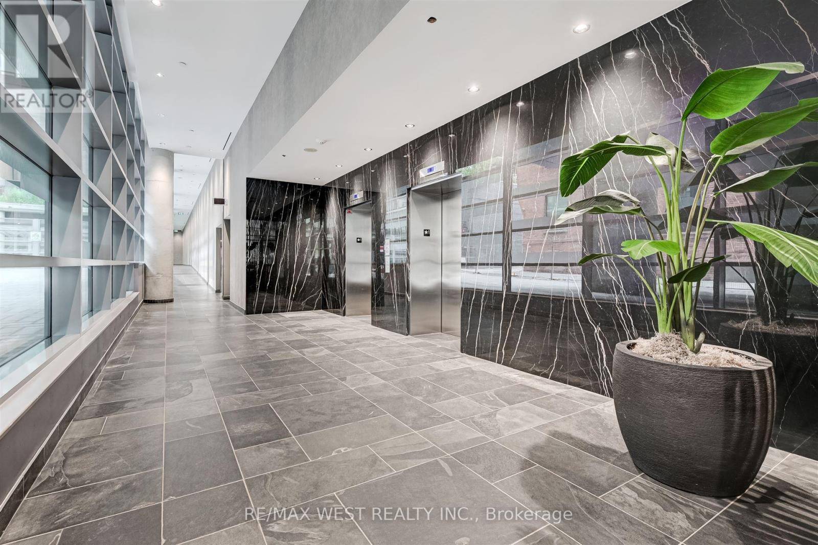 Toronto (waterfront Communities), ON M5V1M7,650 King ST West #409