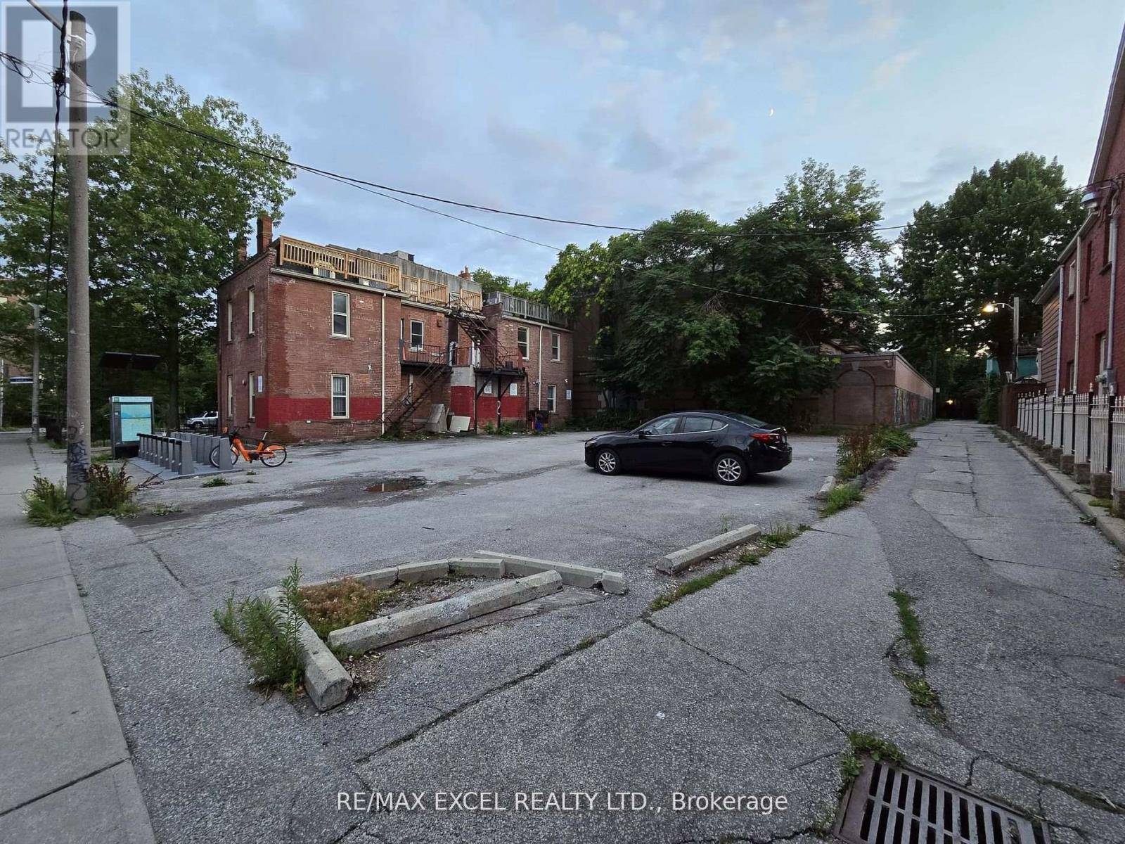 Toronto (kensington-chinatown), ON M5T1N3,28 CECIL STREET