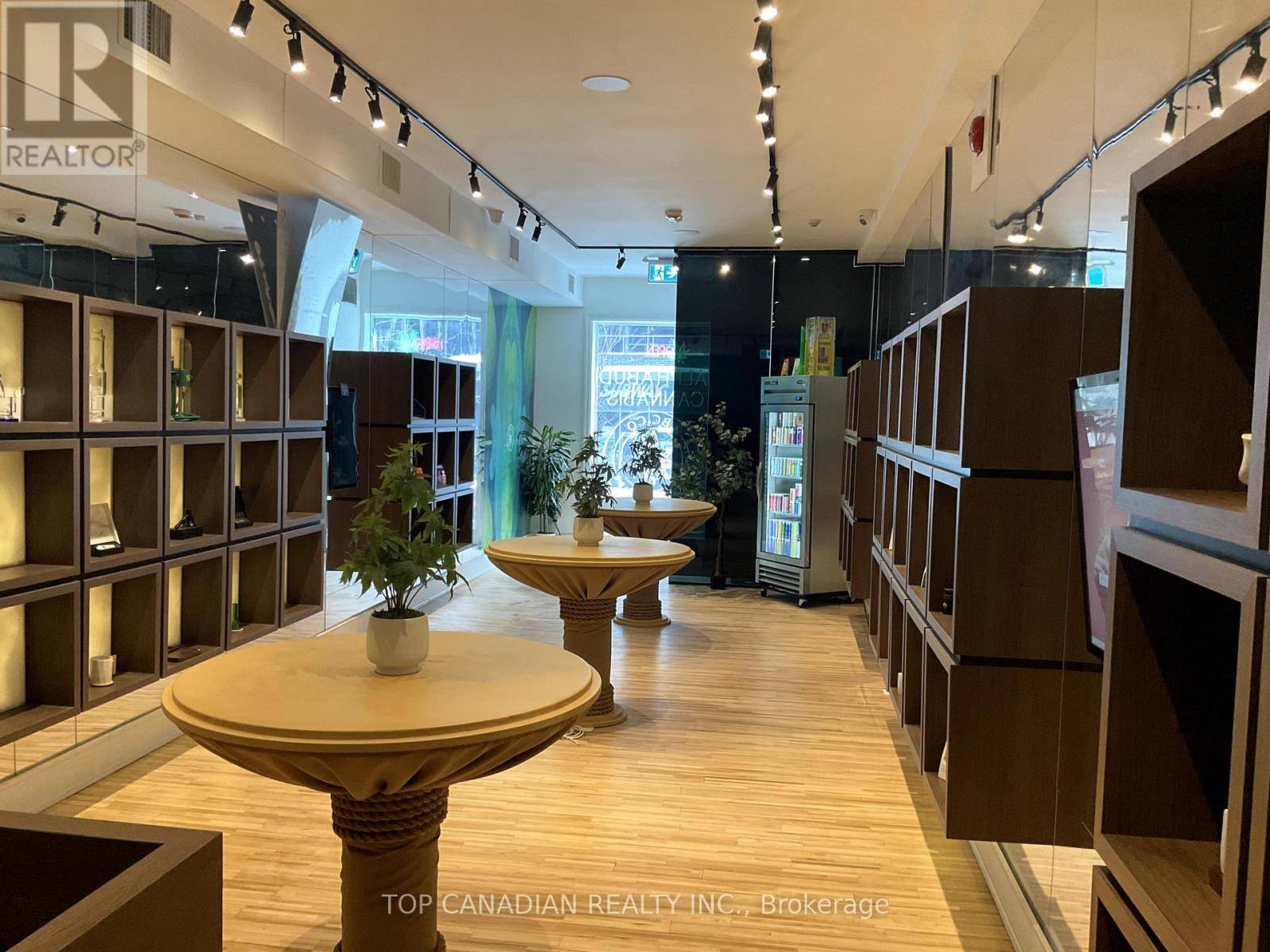 Toronto (waterfront Communities), ON M5A2R2,114 Sherbourne ST #1