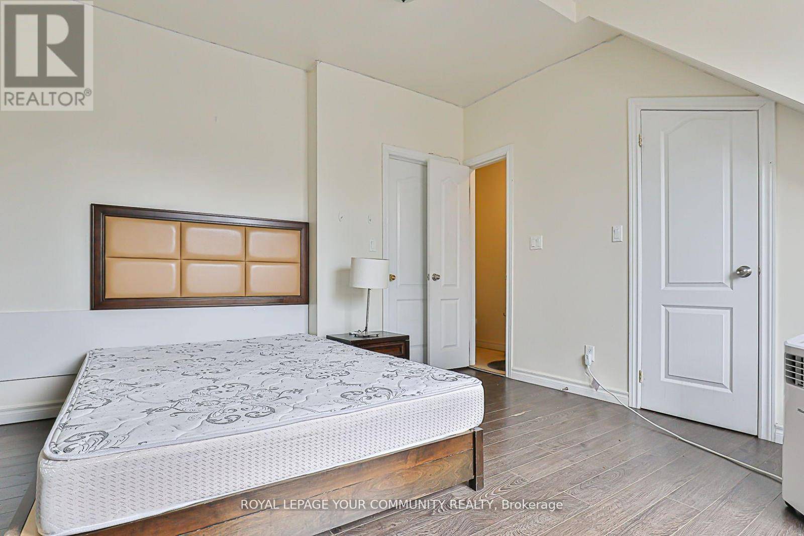 Toronto (moss Park), ON M5A2N8,106A PEMBROKE STREET