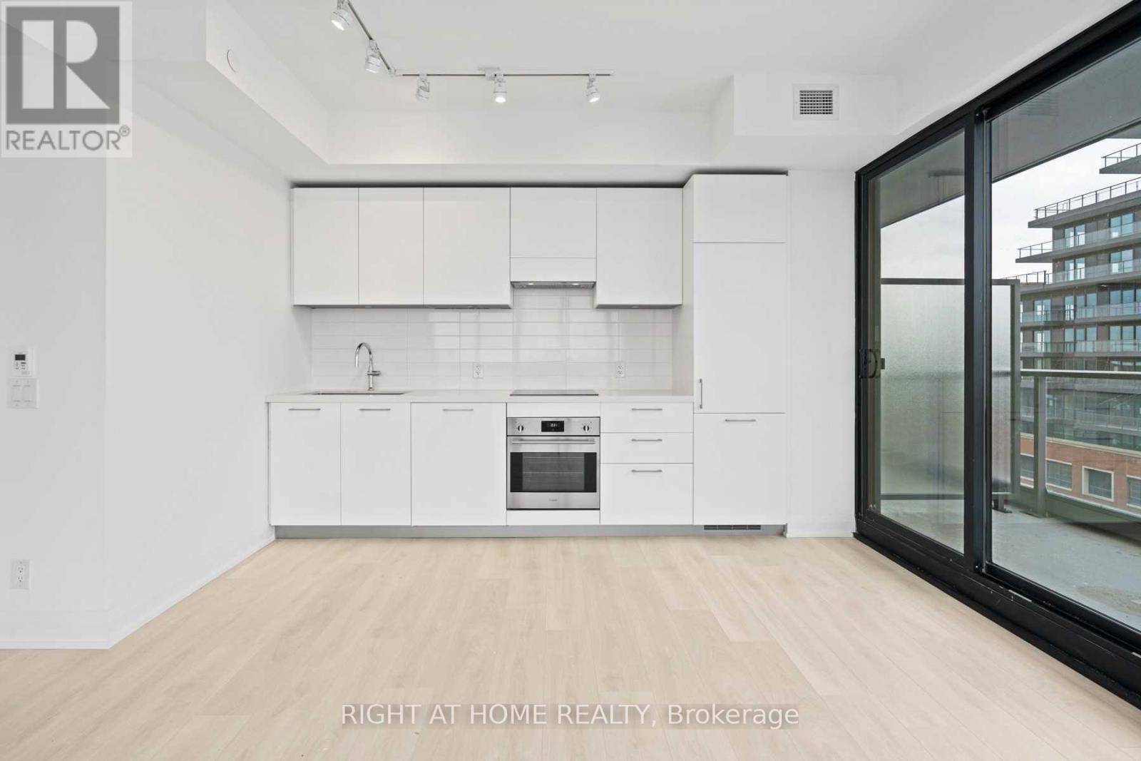 Toronto (thorncliffe Park), ON M4G0C9,33 Frederick Todd WAY #913