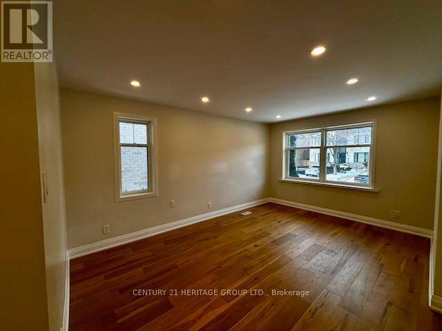 Toronto (clanton Park), ON M3H2L3,39 REINER ROAD