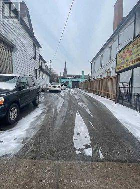 Toronto (dufferin Grove), ON M6K2M4,296 BROCK AVENUE