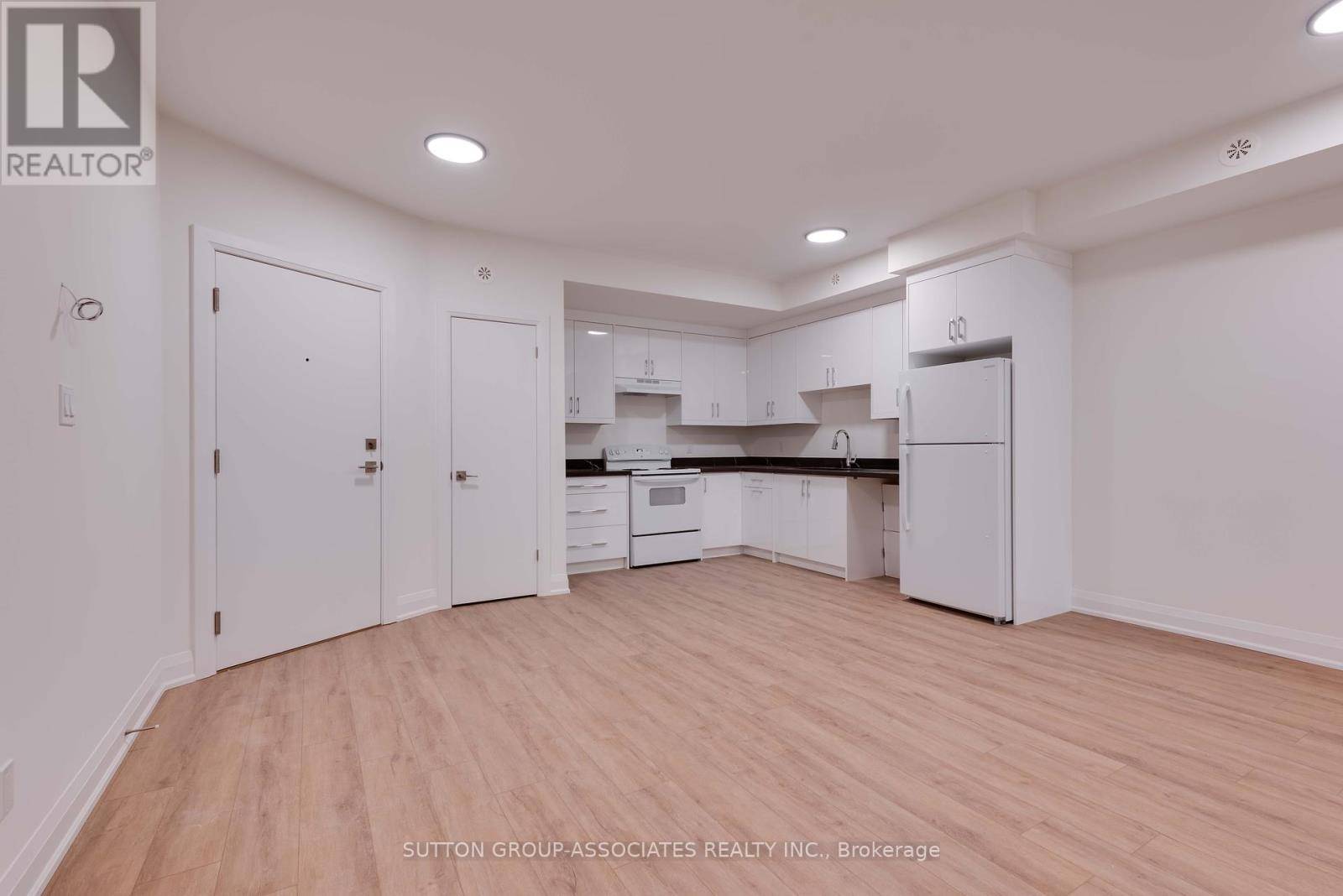 Toronto (oakwood Village), ON M6C1B6,782A St Clair AVE West #2B