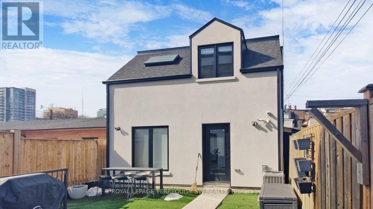 Toronto (little Portugal), ON M6J3C4,COACH HOUSE - 144 DOVERCOURT ROAD