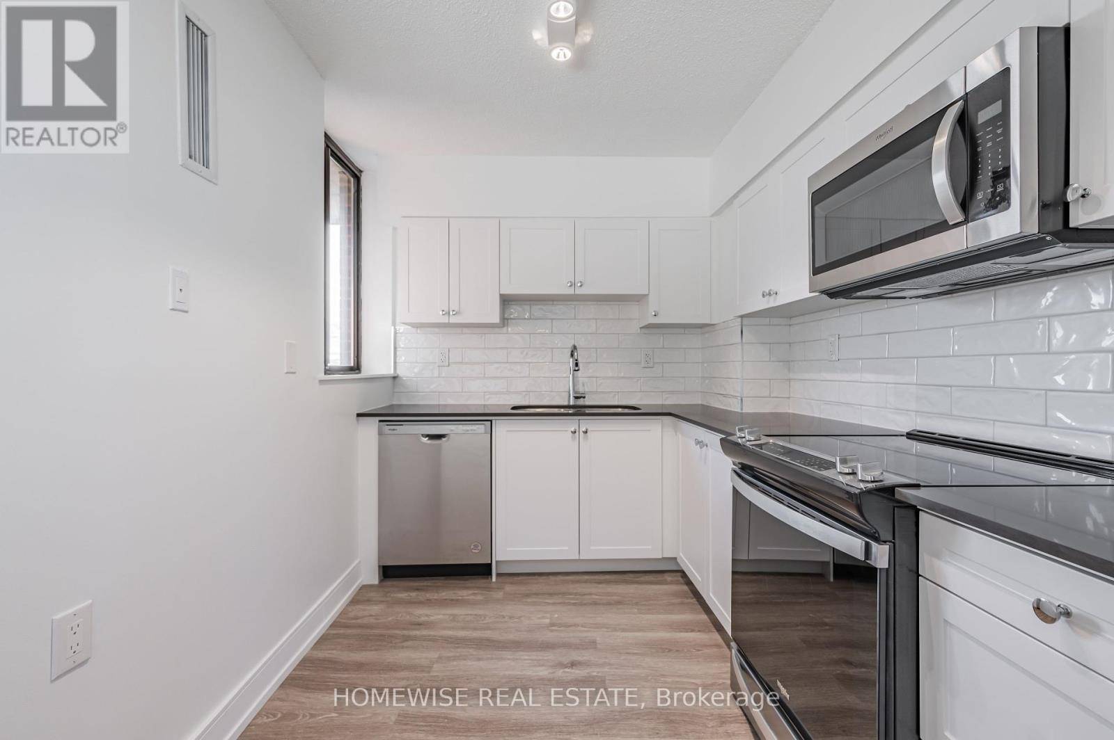 Toronto (westminster-branson), ON M2R3N8,300 Antibes DR #2205