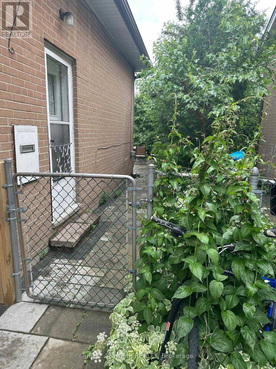 Toronto (parkwoods-donalda), ON M3A2W4,LOWER LEVEL APARTMENT - 57 COMBERMERE DRIVE