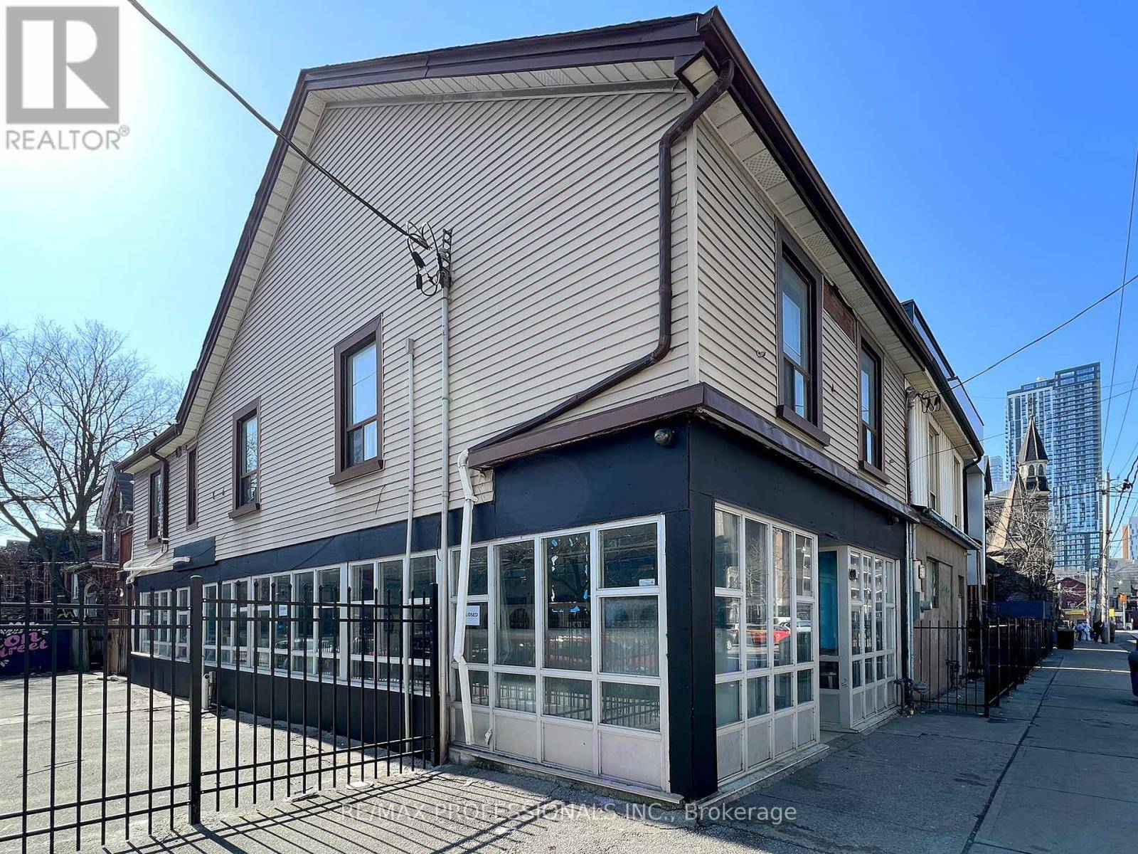 Toronto (moss Park), ON M5A2A2,345 Dundas ST East #main