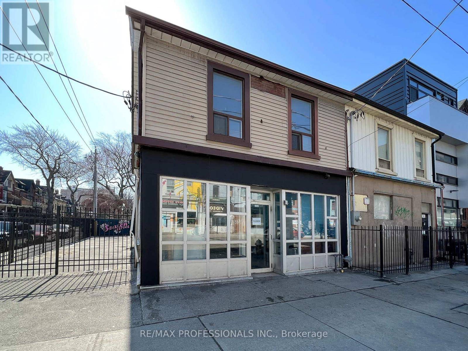 Toronto (moss Park), ON M5A2A2,345 Dundas ST East #main