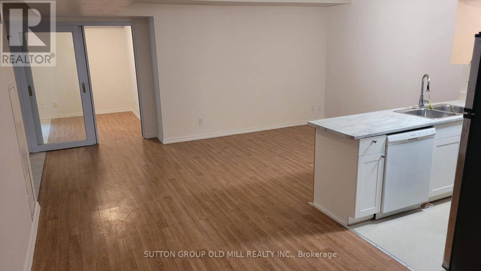 Toronto (humewood-cedarvale), ON M6C4B4,15 Maplewood AVE #207
