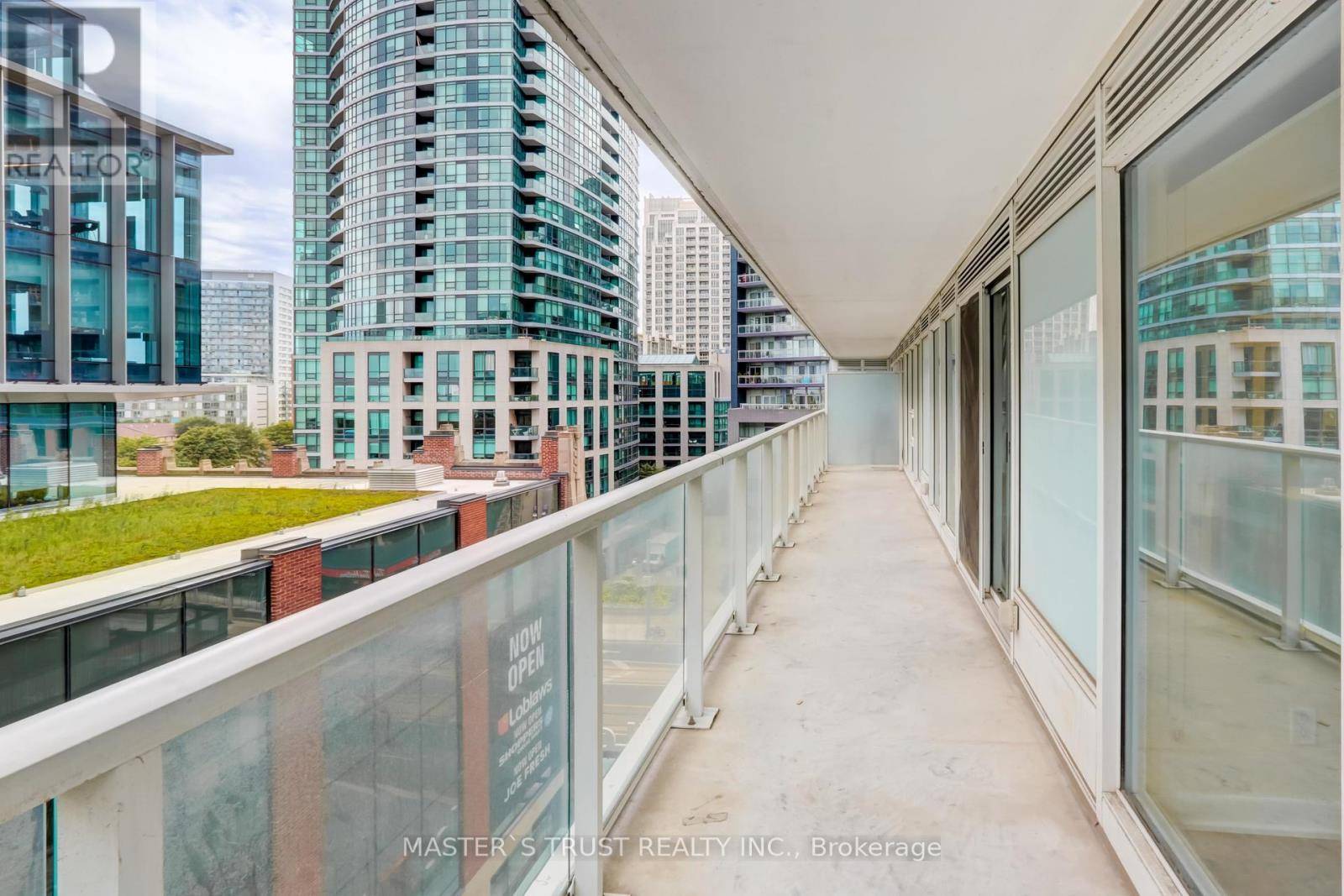 Toronto (waterfront Communities), ON M5V0N2,19 Bathurst ST #711