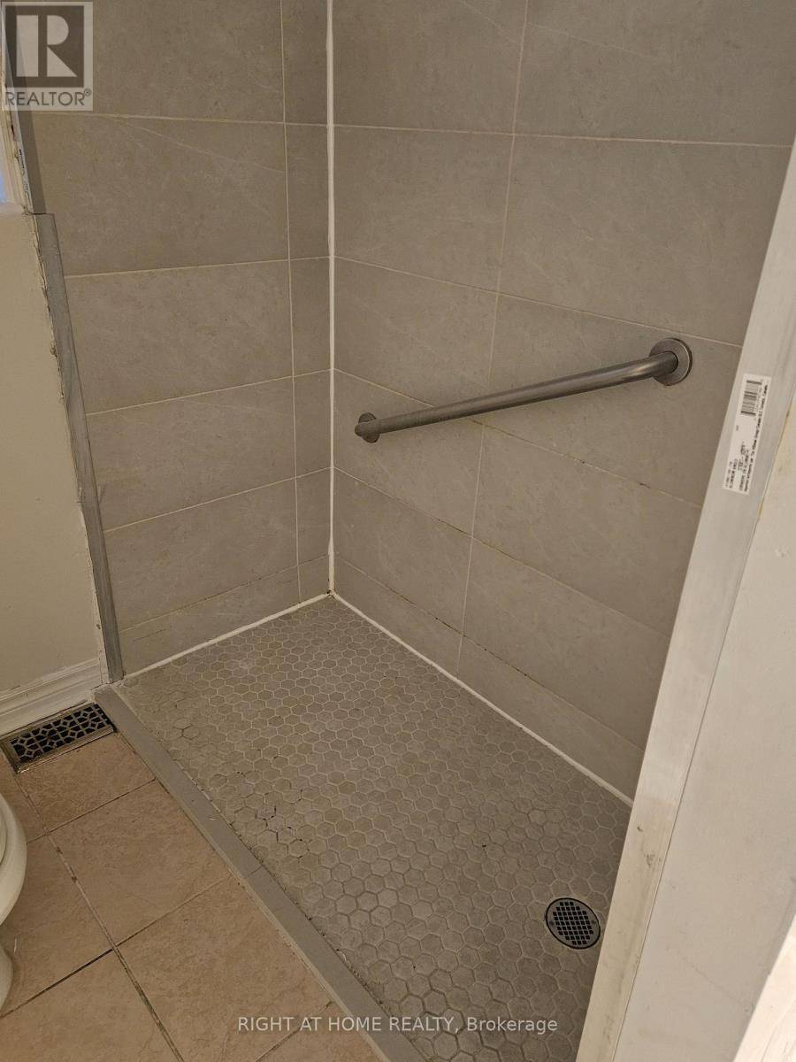 Toronto (willowdale West), ON M2R1H1,383 HORSHAM AVENUE