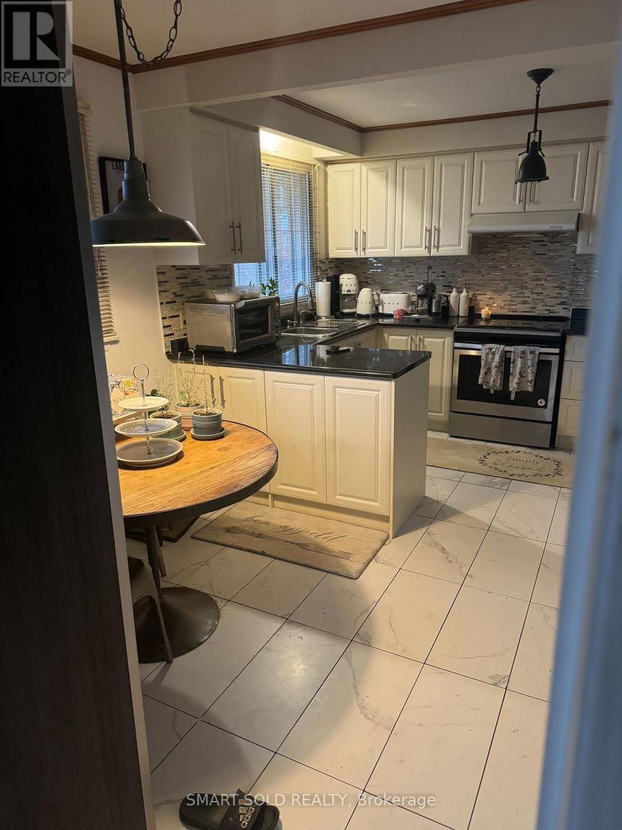 Toronto (newtonbrook East), ON M2M2J3,482 RUTH AVENUE N