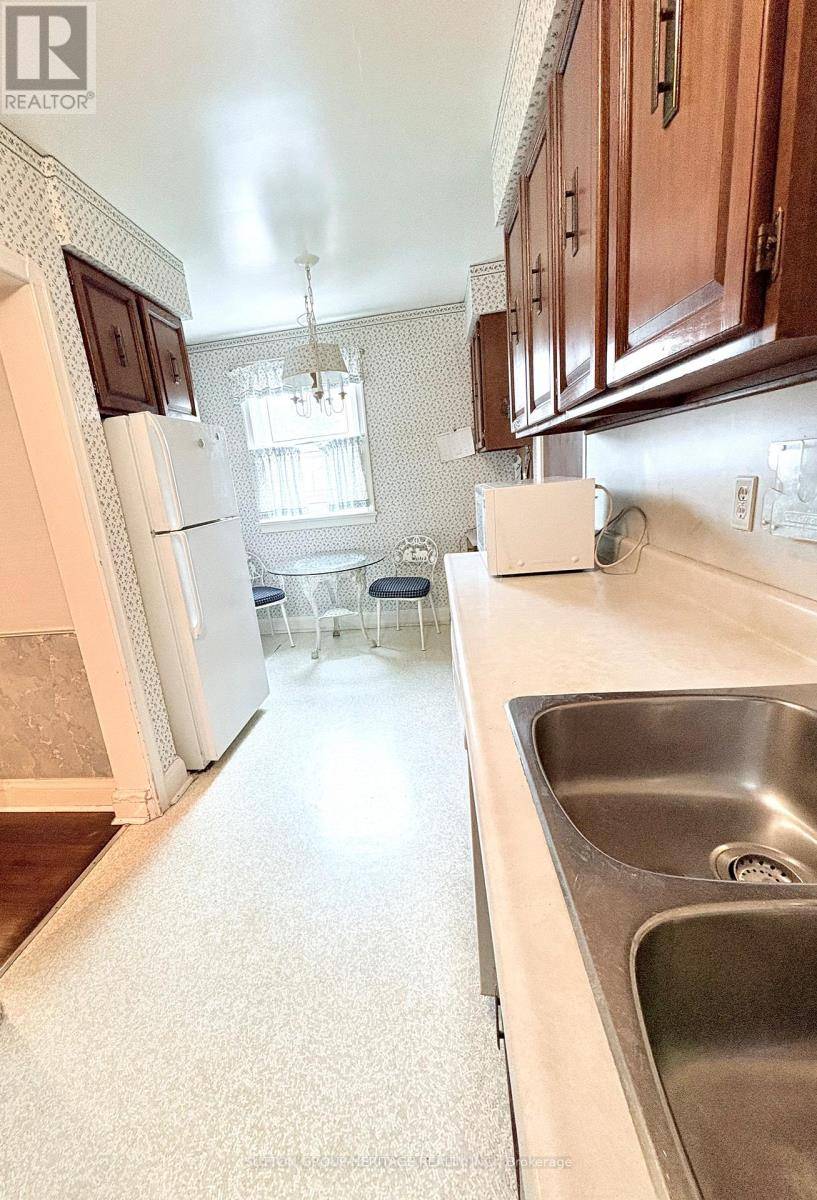 Toronto (englemount-lawrence), ON M6A1E7,33 KIRKLAND BOULEVARD