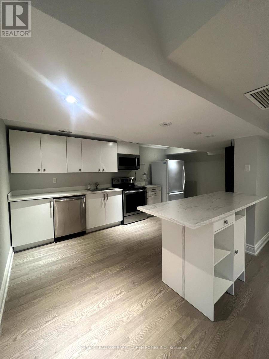 Toronto (westminster-branson), ON M2R3A7,98 ROCKFORD ROAD
