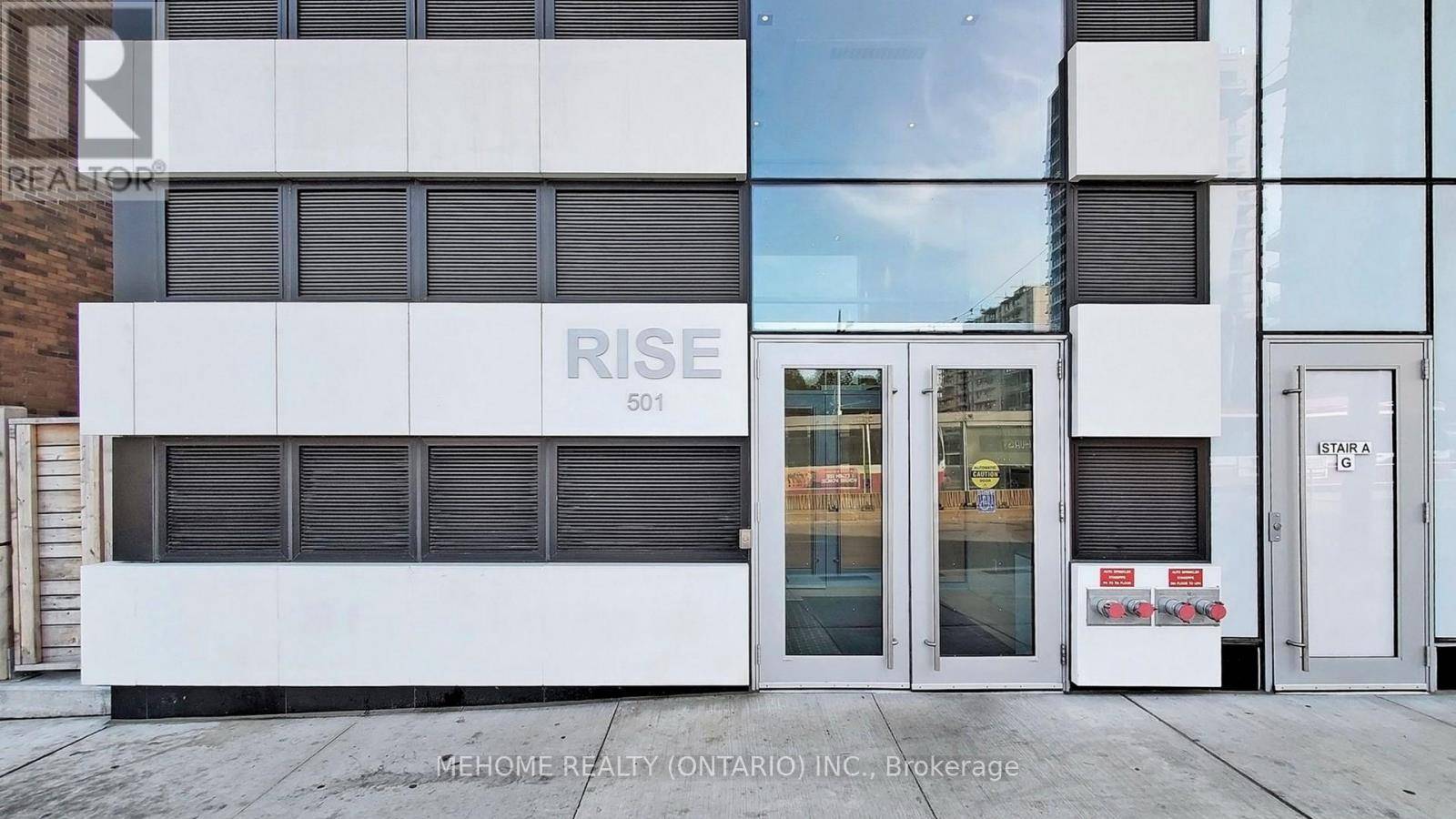 Toronto (casa Loma), ON M5P0A2,501 St. Clair AVE West #204