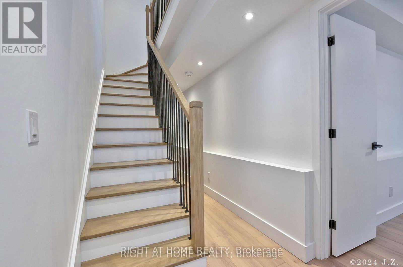 Toronto (oakwood Village), ON M6C2B4,50A Lanark AVE #CoachHs